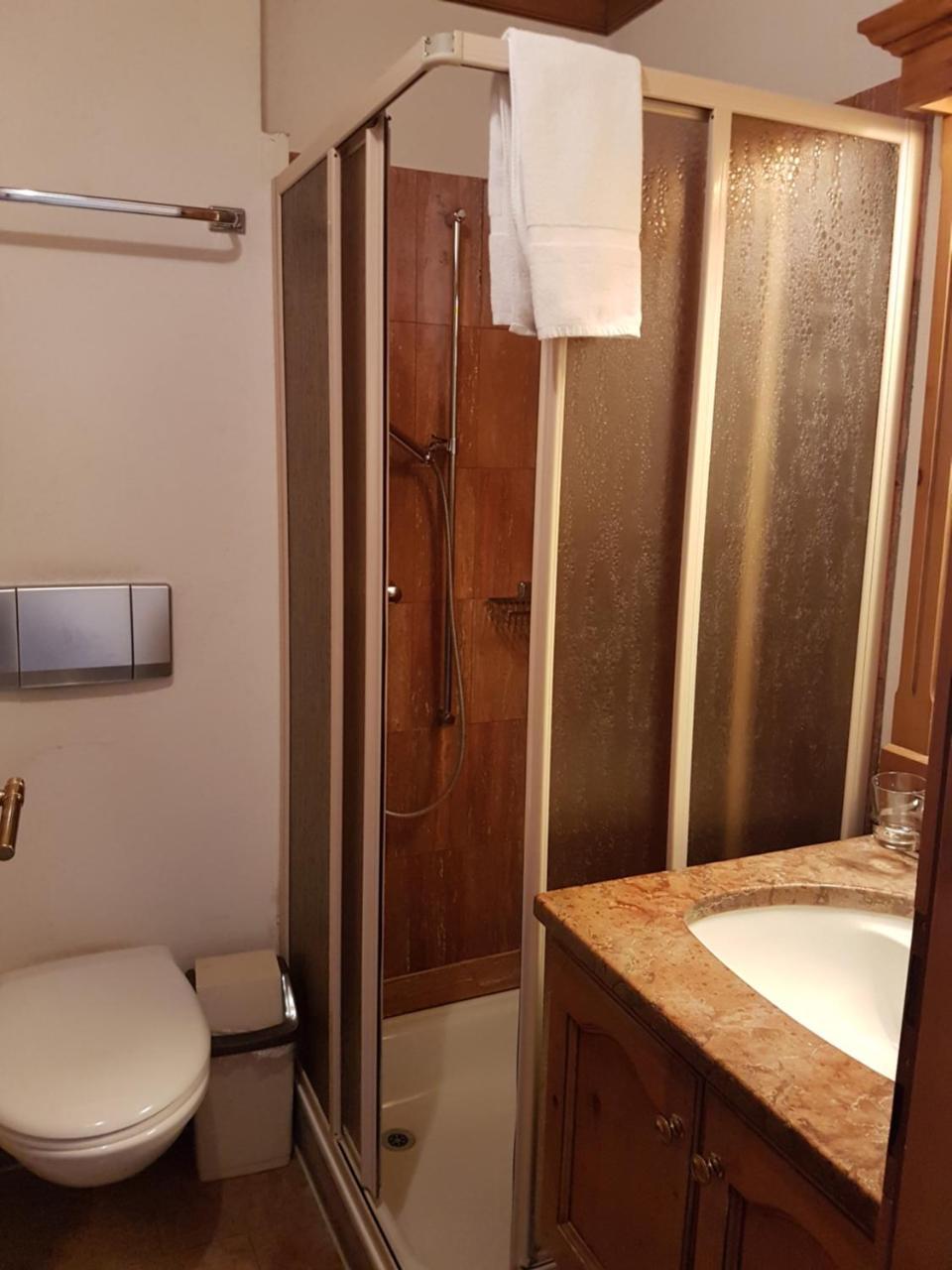 Suhr Hotel Zum Kreuz מראה חיצוני תמונה