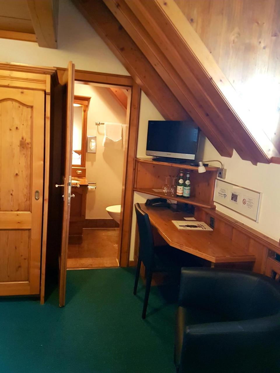 Suhr Hotel Zum Kreuz מראה חיצוני תמונה