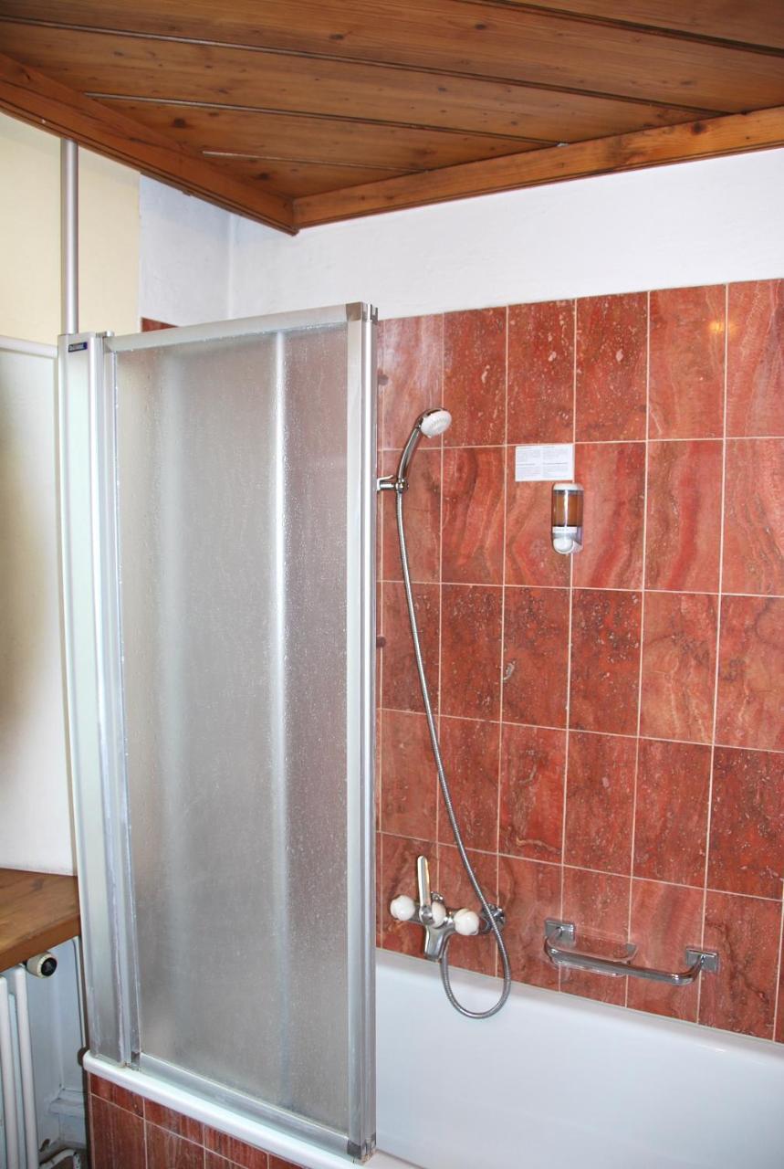 Suhr Hotel Zum Kreuz מראה חיצוני תמונה