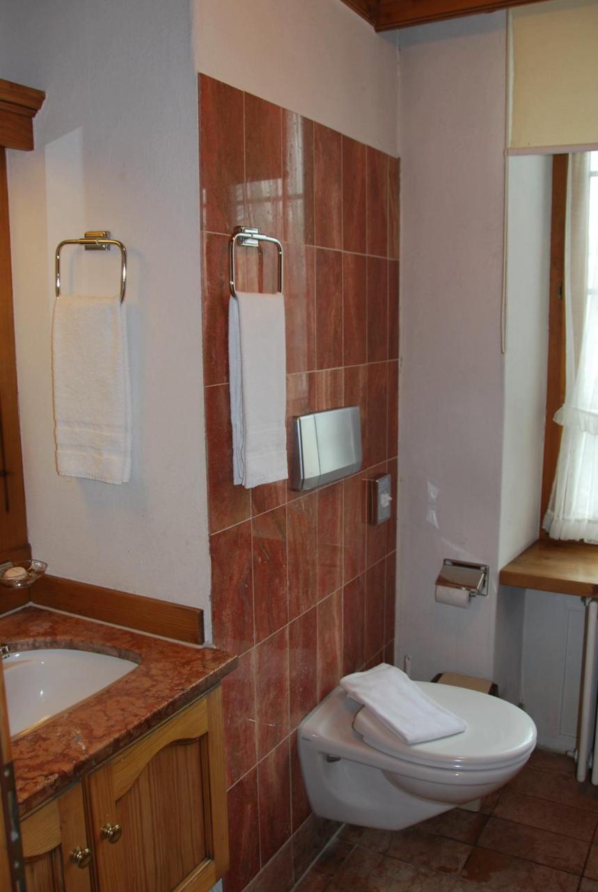 Suhr Hotel Zum Kreuz מראה חיצוני תמונה