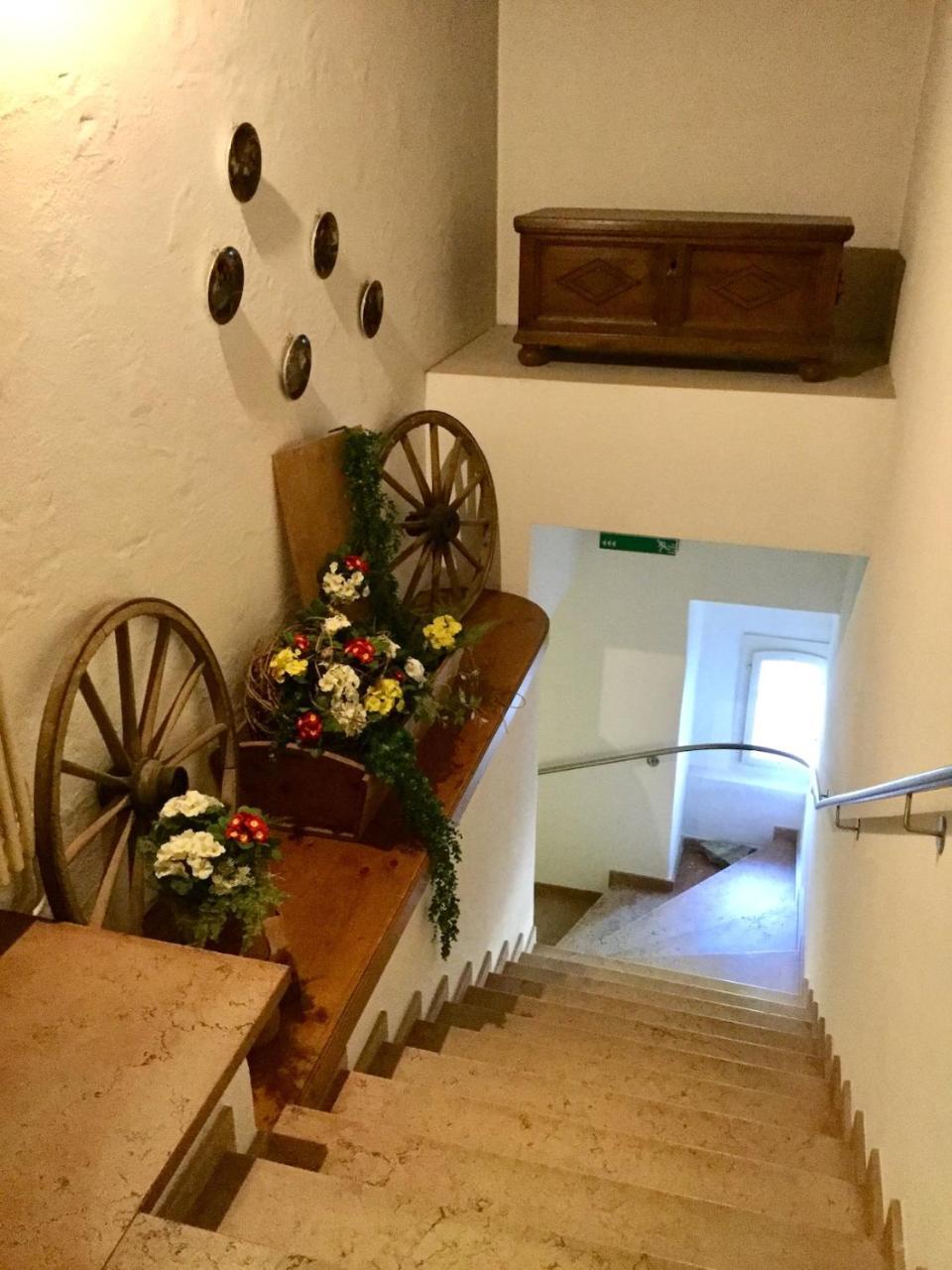 Suhr Hotel Zum Kreuz מראה חיצוני תמונה
