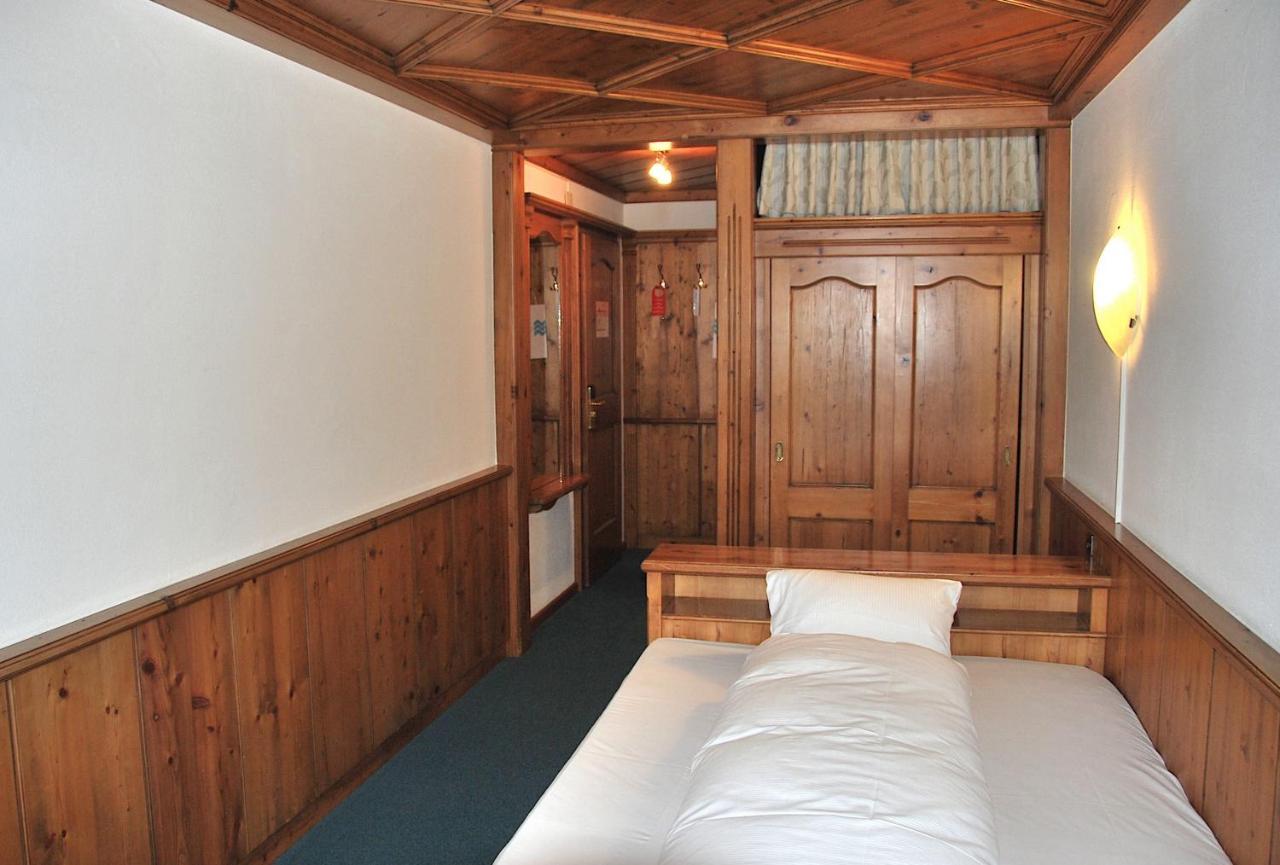 Suhr Hotel Zum Kreuz מראה חיצוני תמונה